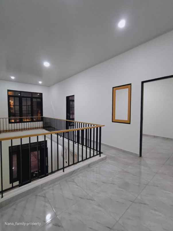 dijual rumah jalan raya senopati