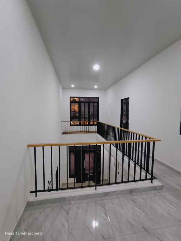 dijual rumah jalan raya senopati