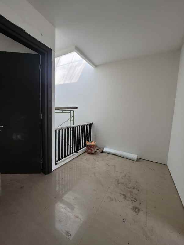 dijual rumah jalan south emerald