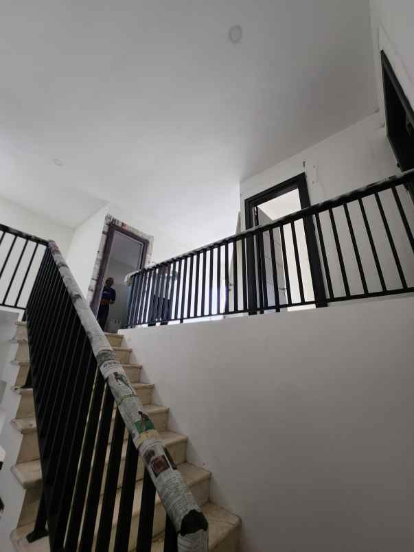 dijual rumah jalan south emerald