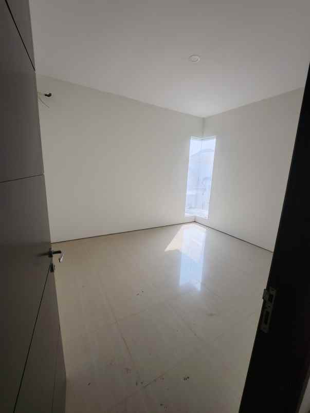 dijual rumah jalan south emerald