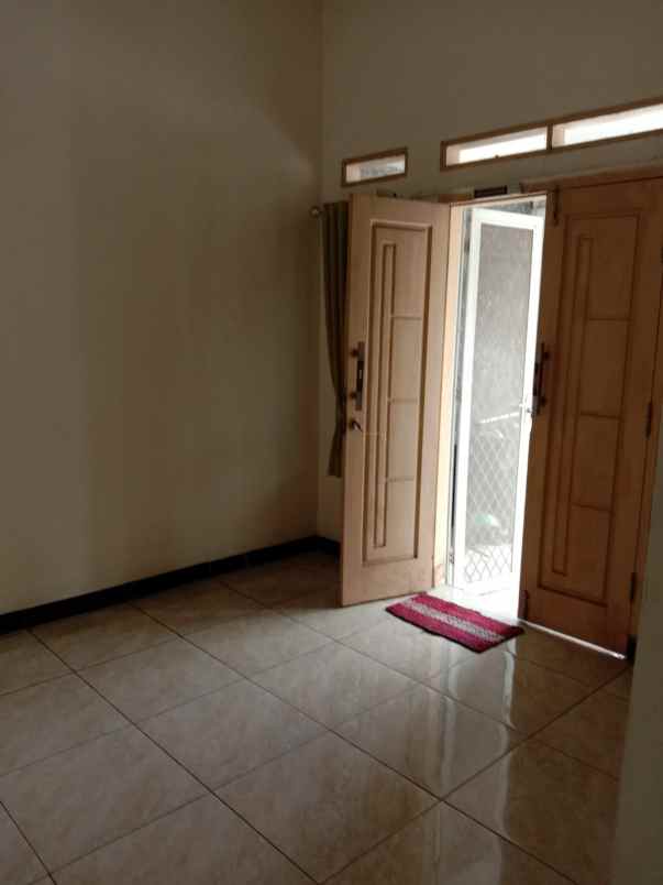 dijual rumah jalan tugu pahlawan