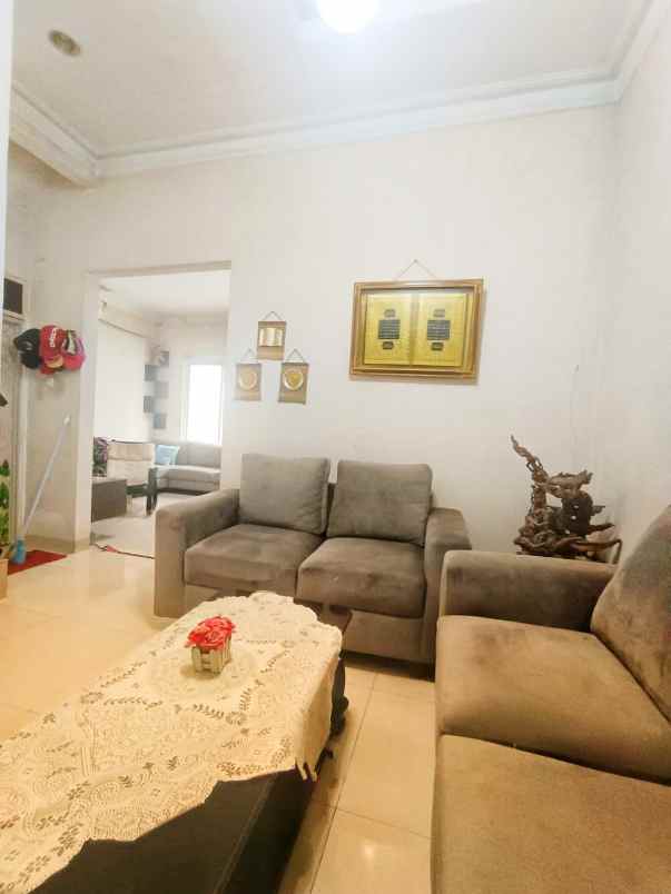 dijual rumah jl dana puri