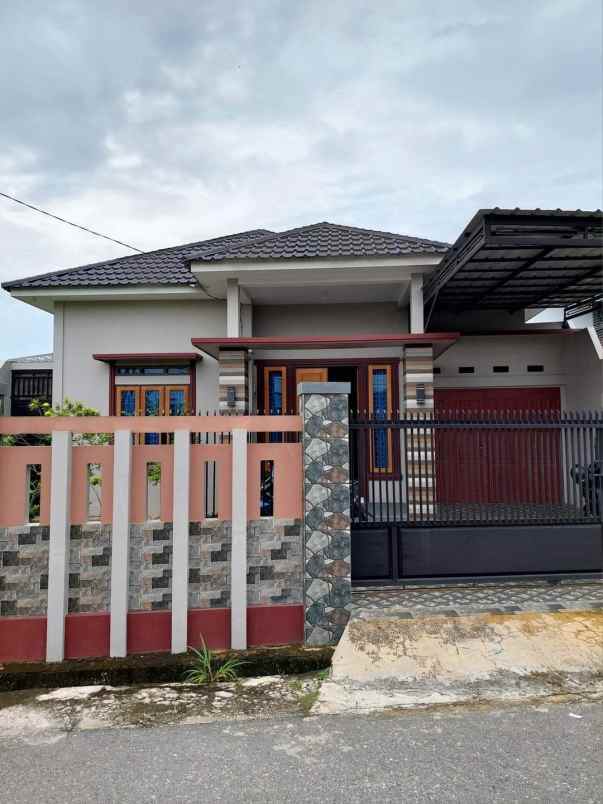 dijual rumah jl hanggar area paus pekanbaru