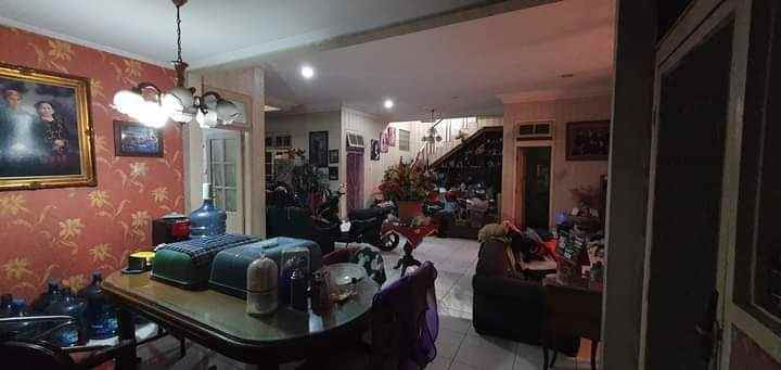 dijual rumah jl kemanggisan