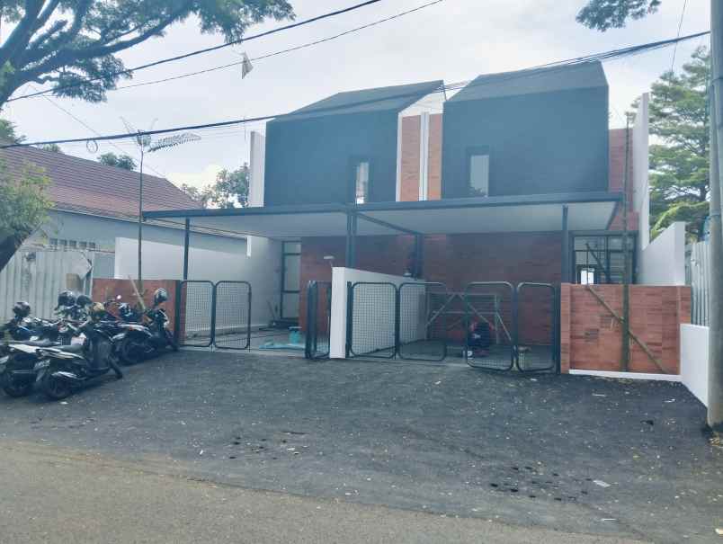 dijual rumah jl padang golf arcamanik