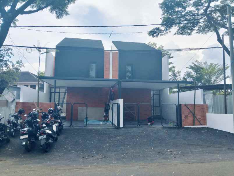 dijual rumah jl padang golf arcamanik