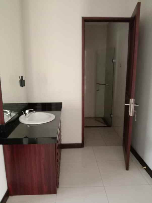 dijual rumah jl wijaya