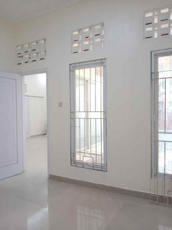 dijual rumah jln raya nusantara beji depok