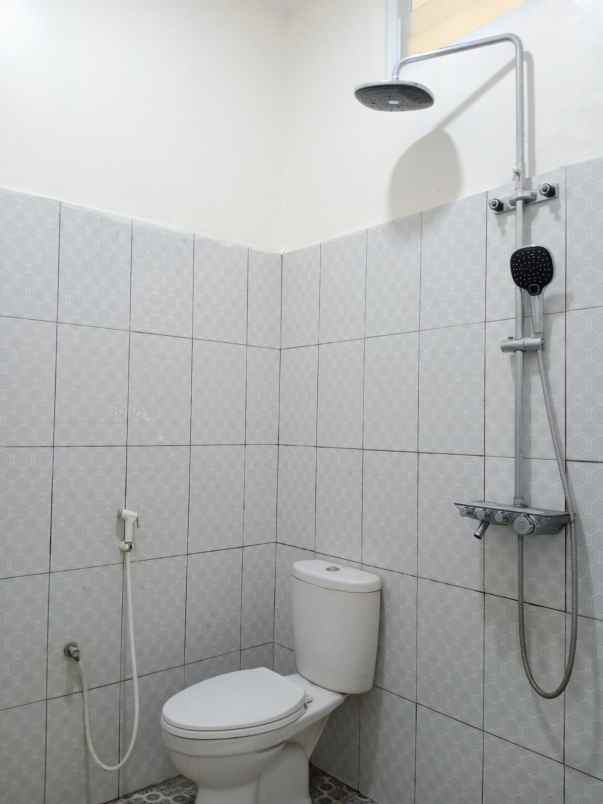 dijual rumah jln raya nusantara beji depok