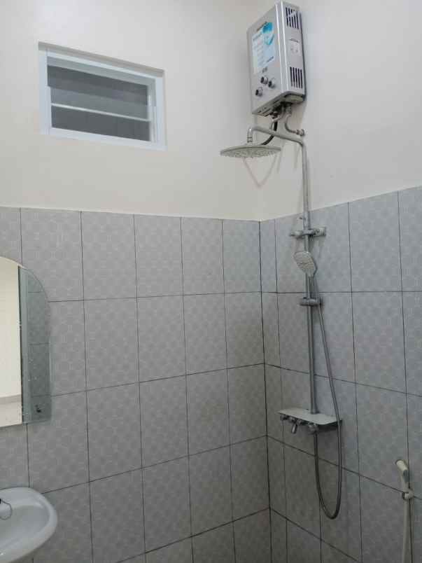 dijual rumah jln raya nusantara beji depok