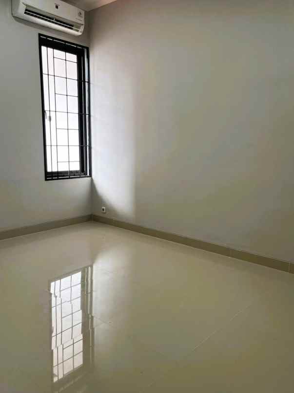 dijual rumah jln senayan utama