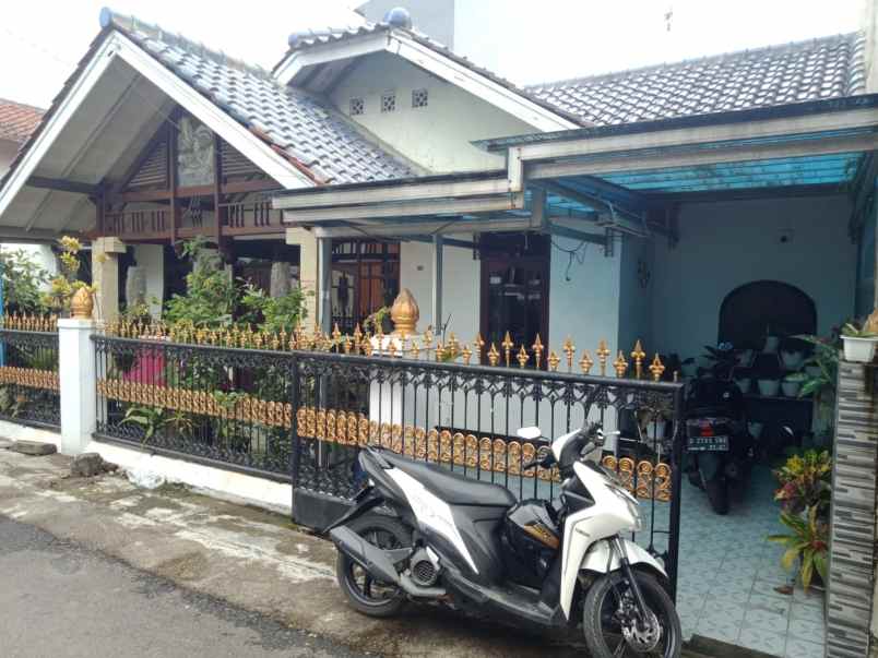 dijual rumah komp padasuka jl kebon