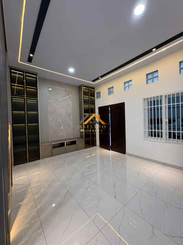dijual rumah komplek banyan tree jalan