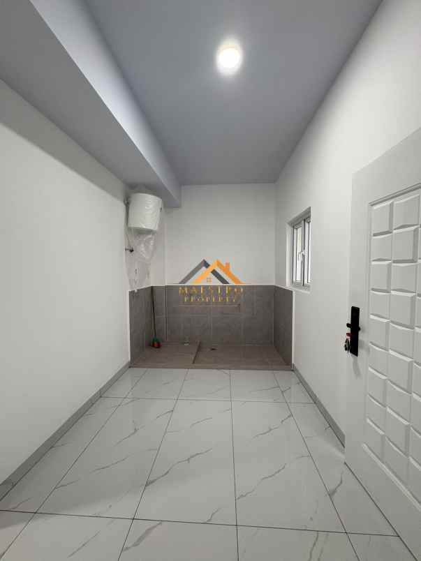 dijual rumah komplek banyan tree jalan