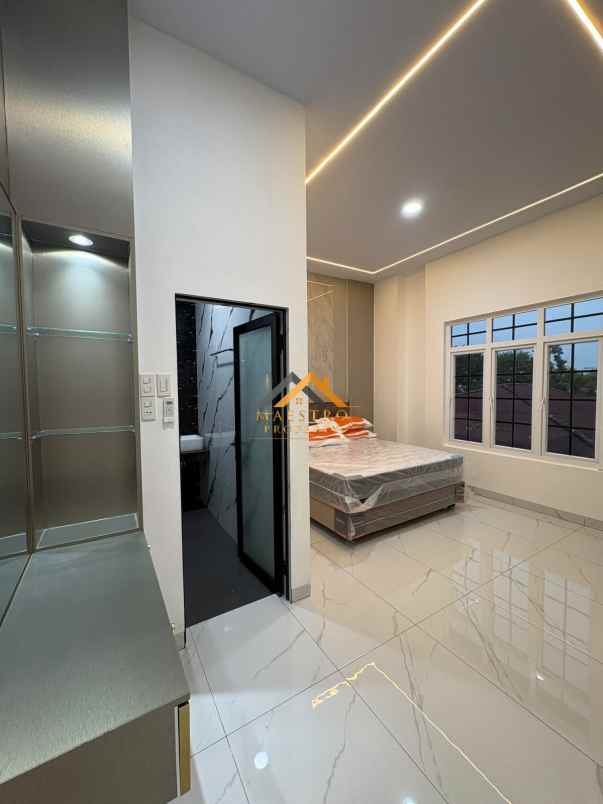 dijual rumah komplek banyan tree jalan