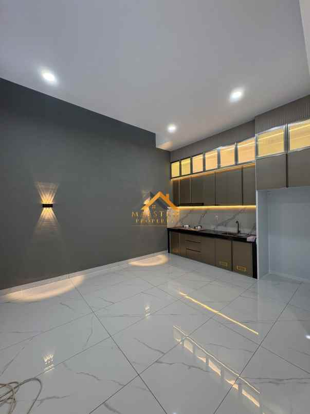 dijual rumah komplek banyan tree jalan
