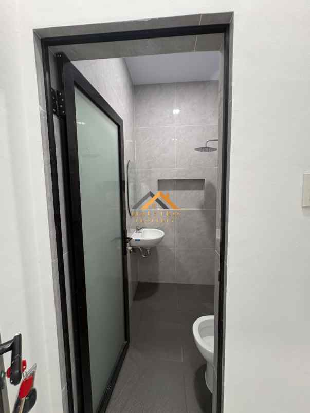 dijual rumah komplek banyan tree jalan