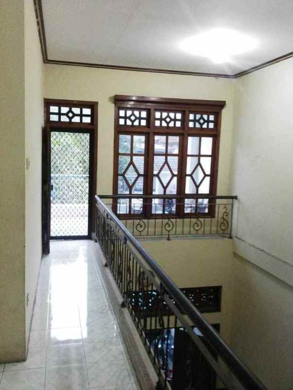 dijual rumah kutisari indah barat