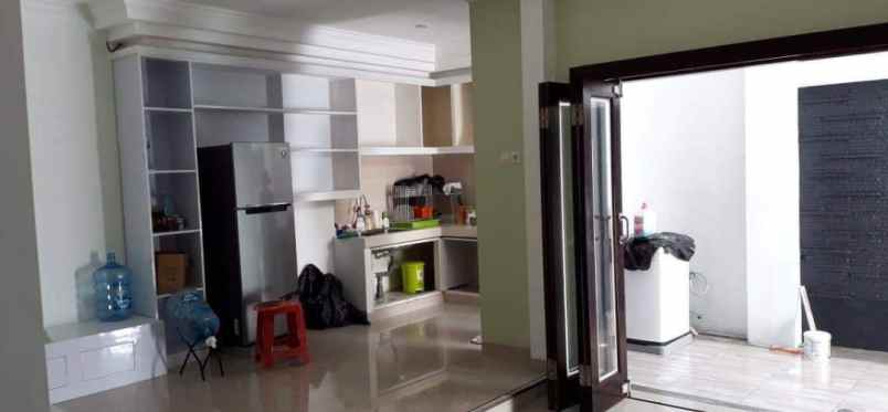 dijual rumah lantai 2 lokasi imam bonjol