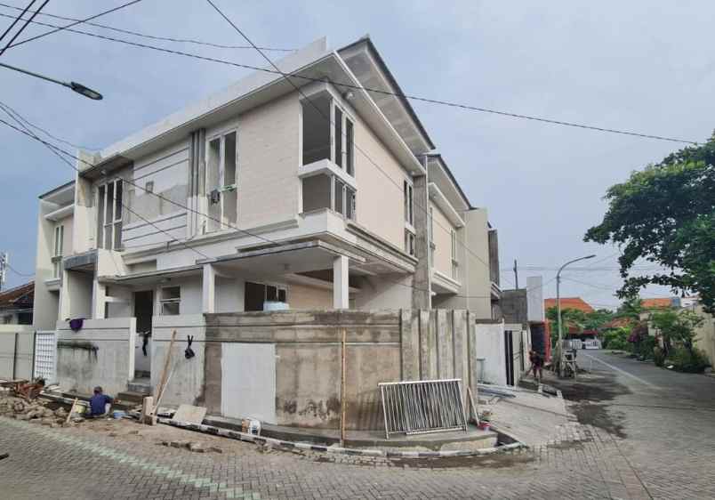 dijual rumah manyar