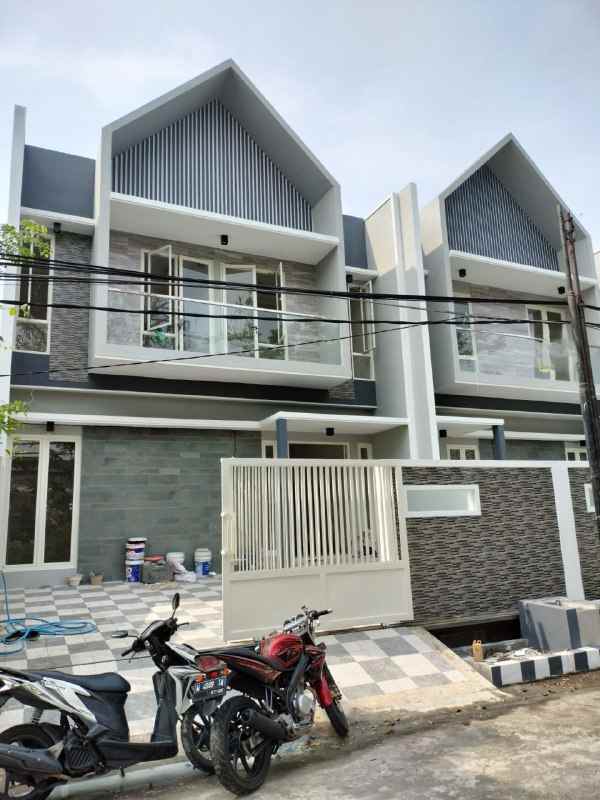 dijual rumah manyar tirtomoyo