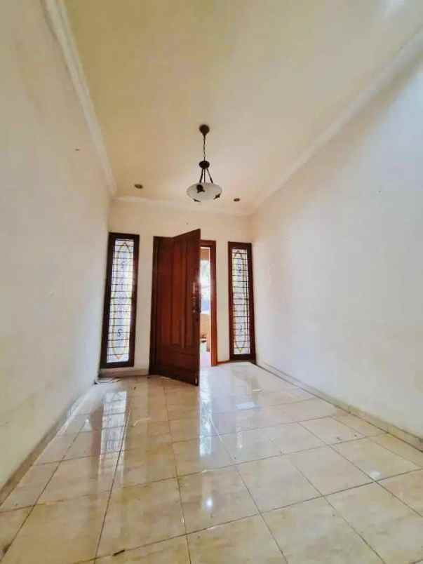 dijual rumah manyar tirtoyoso