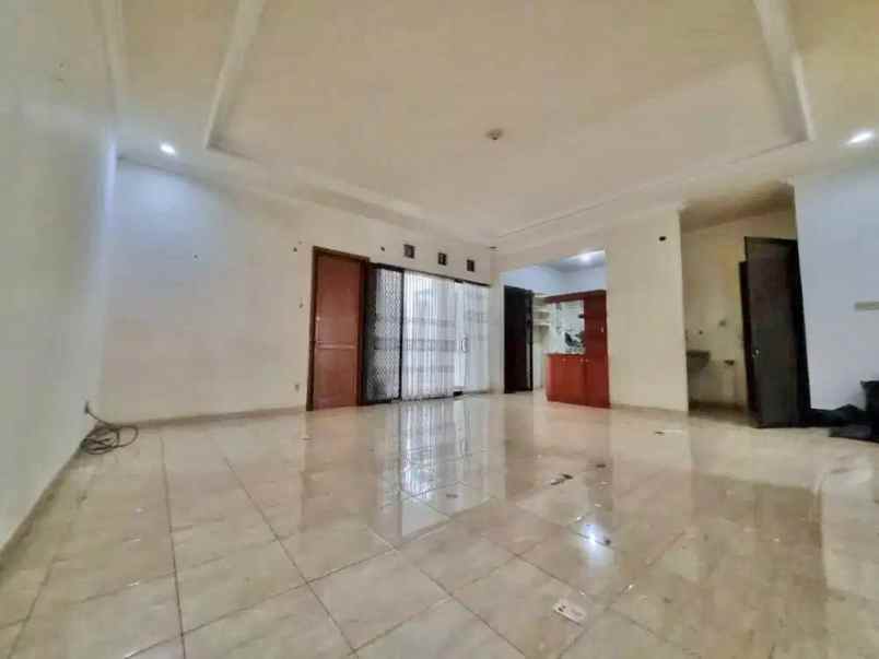 dijual rumah manyar tirtoyoso