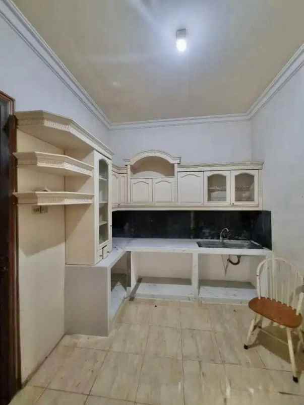 dijual rumah manyar tirtoyoso