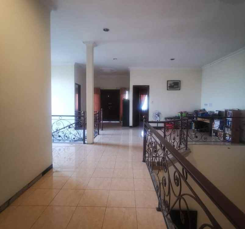 dijual rumah mewah ketintang regancy