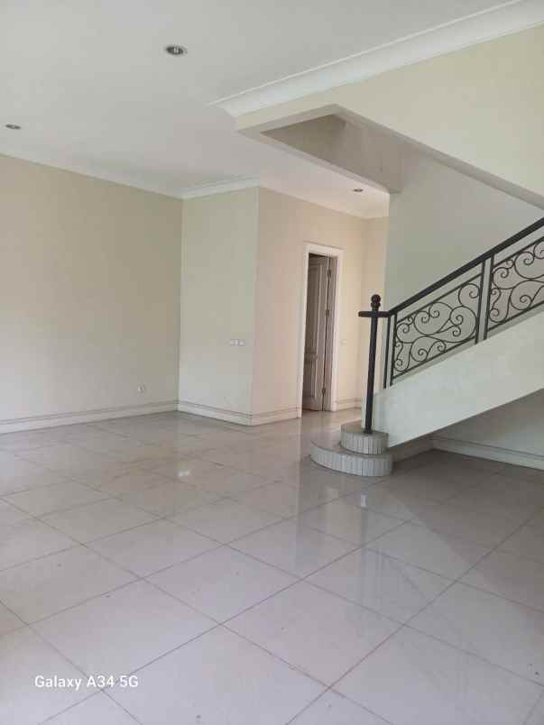 dijual rumah modernland