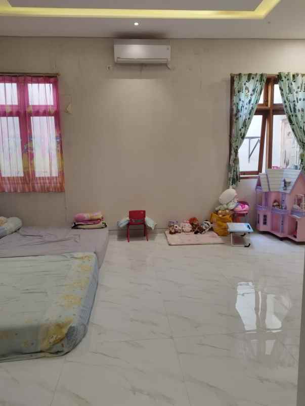 dijual rumah nginden intan