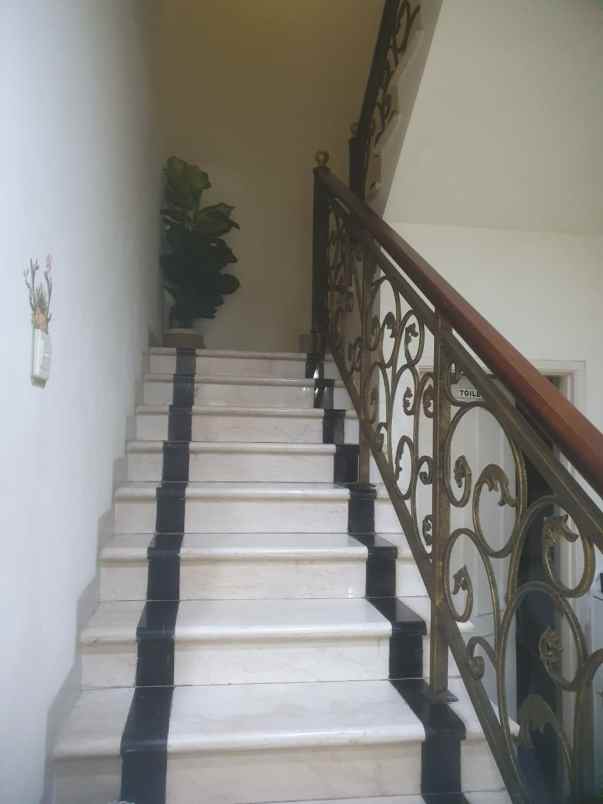 dijual rumah pakuwon city virginia regency