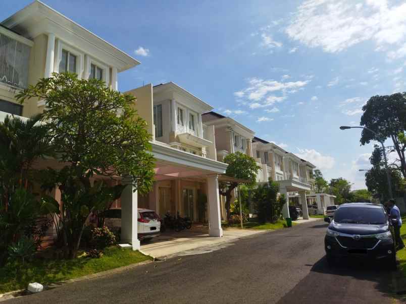 dijual rumah pakuwon indah la riz embassy