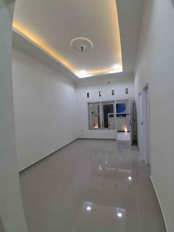 dijual rumah pertama puri