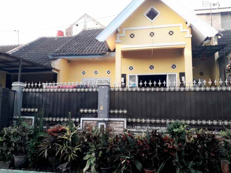 dijual rumah perum graha gardenia