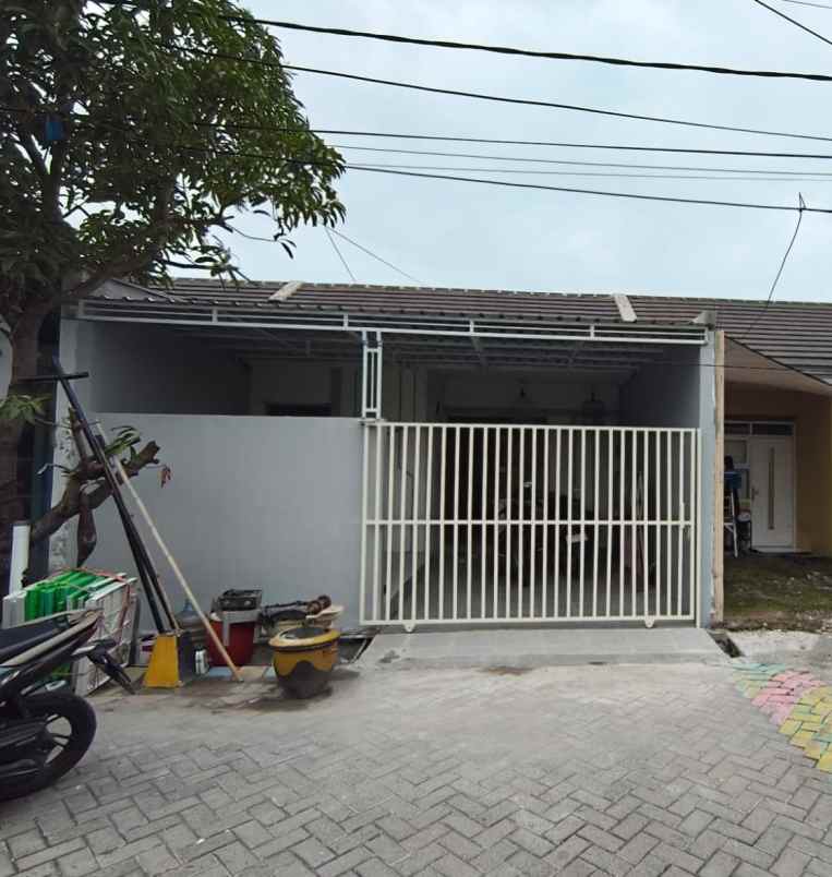 dijual rumah perum swan menganti park