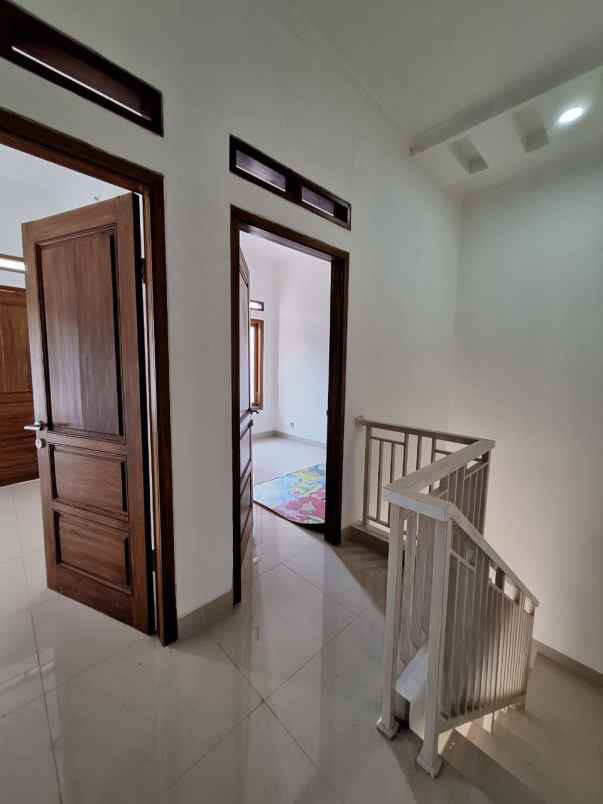 dijual rumah serua ciputat