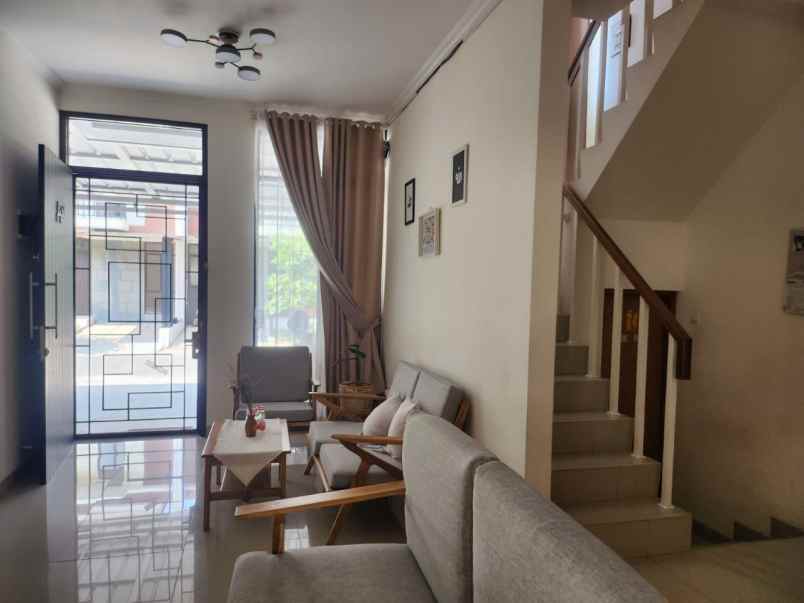 dijual rumah telukjambe timur