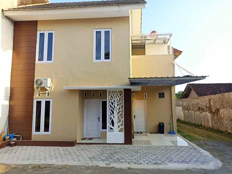 dijual rumah trihanggo