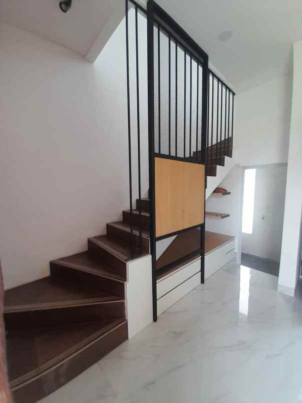 dijual rumah ujung menteng