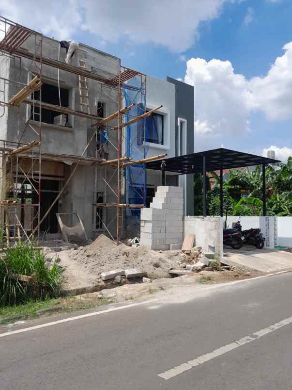 dijual rumah ujung menteng