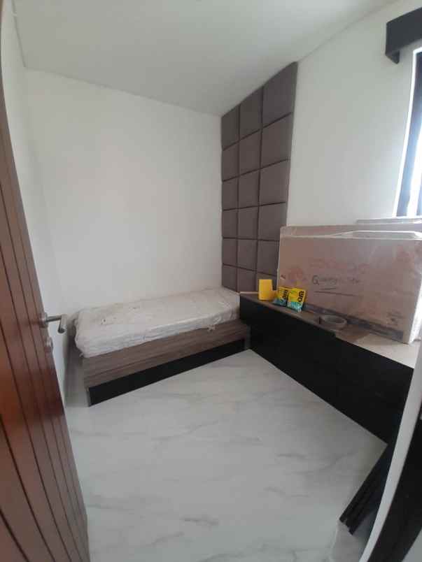 dijual rumah ujung menteng