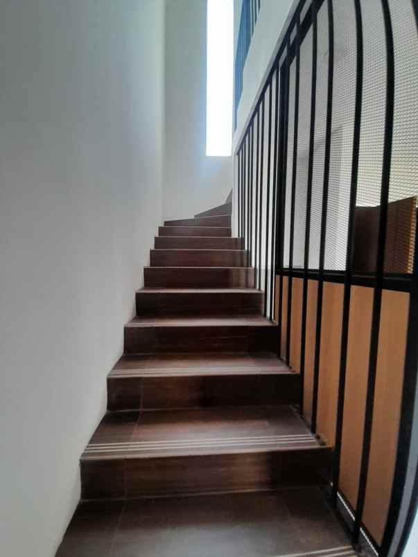 dijual rumah ujung menteng