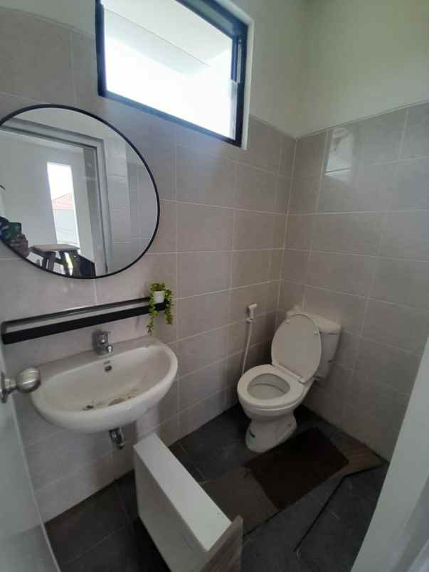 dijual rumah ujung menteng