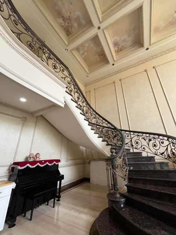 dijual rumah vbr pakuwon indah