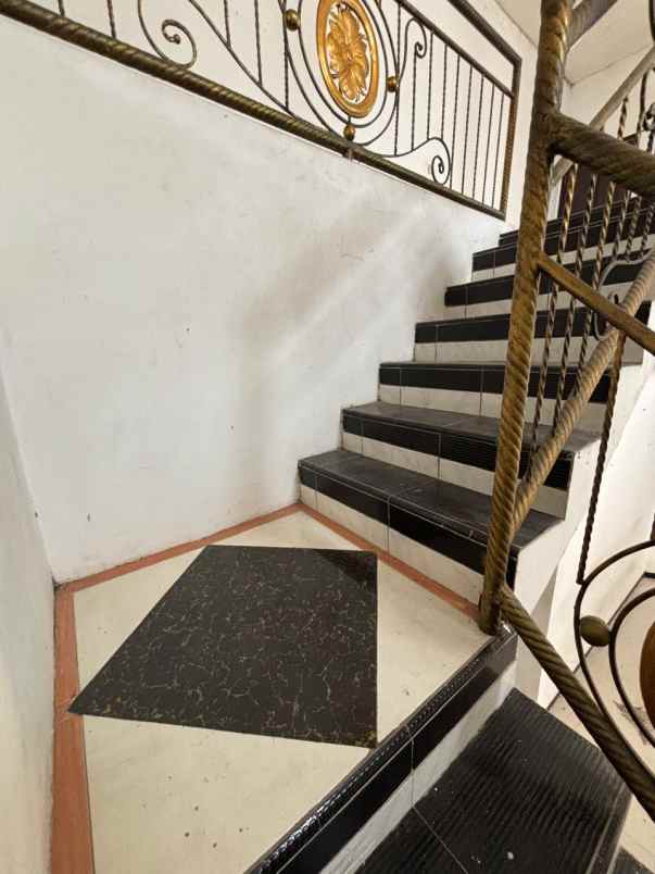 dijual rumah villa bukit tidar