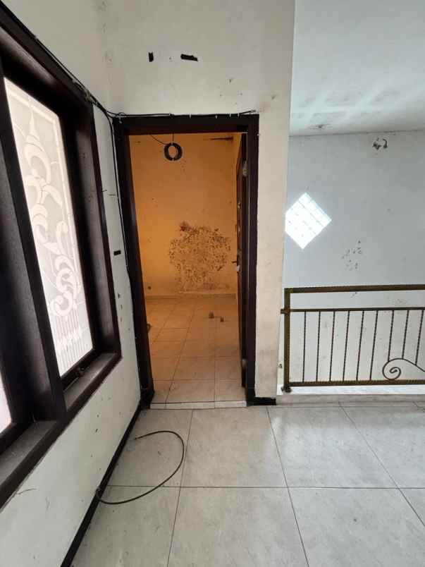 dijual rumah villa bukit tidar