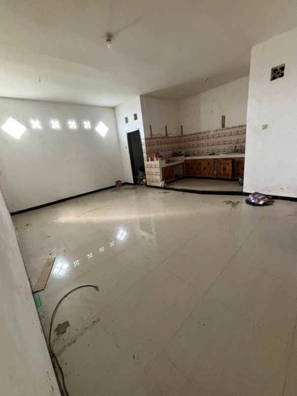 dijual rumah villa bukit tidar