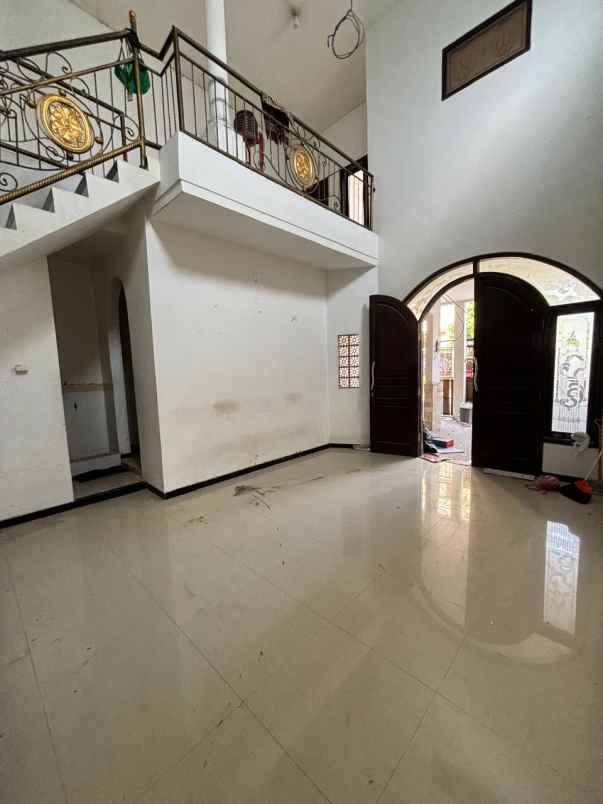 dijual rumah villa bukit tidar